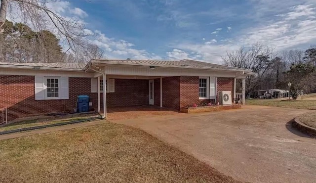 2-bedroom And 2 Bath house with WiFi, AC in delightful Forest City