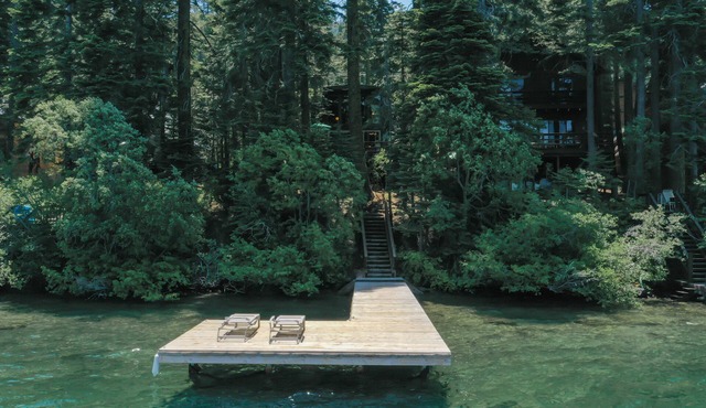 2 bedroom and Loft, 2 bath, sleeps 6. Donner Lakefront w/private dock DLR#013