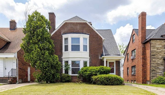 2-bedroom apartment in enjoyable University Heights with AC
