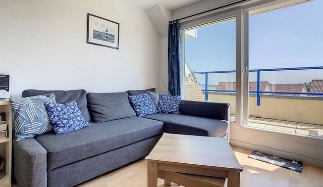 2-bedroom apartment near sea and center, includes parking