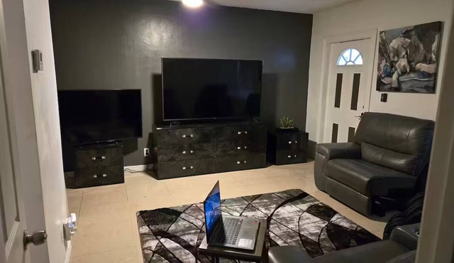 2-bedroom apartment in pleasant North Miami Beach with AC