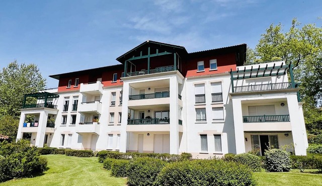2-bedroom apartment in Cambo-les-Bains with parking and internet