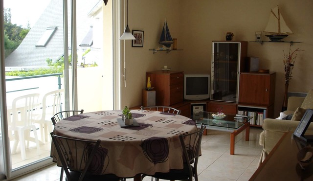 2 bedroom apartment close to shops, harbor and beach