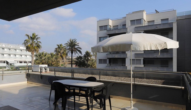 2-Bedroom Apartment with Terrace - Beach 250m - AC & Parking