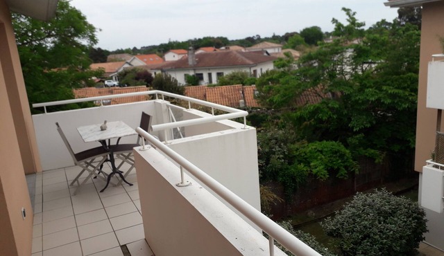 2-bedroom apartment close to port, beach, stores, train station