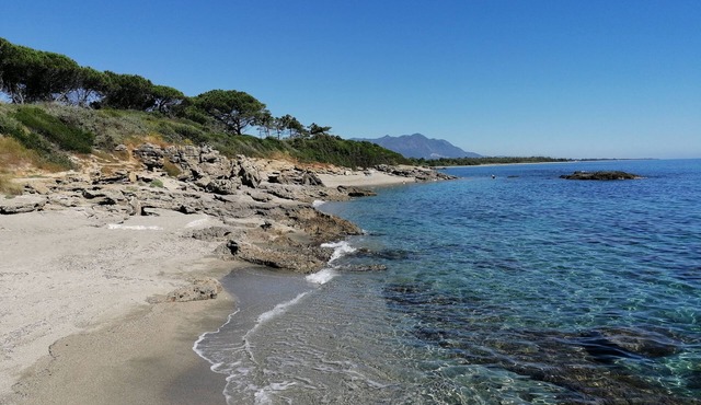 2-Bedroom Apartment 100m from the Beach - Private Terrace - Fiber Wi-Fi - A/C