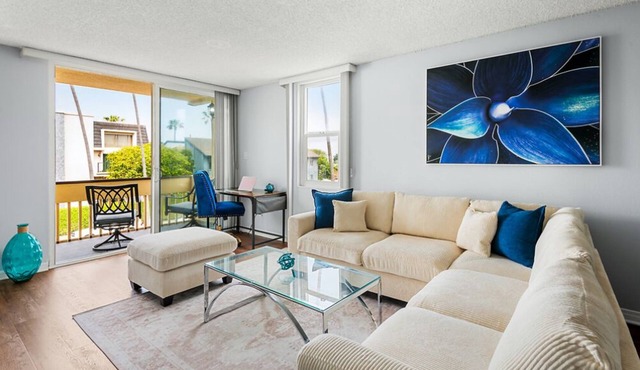 2-bedroom apartment in wonderful Redondo Beach with WiFi, pool, jacuzzi, gym,