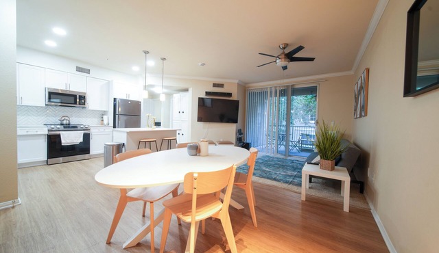 2-bedroom apartment in welcoming Santa Clarita with AC