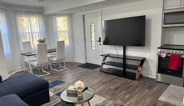 2-bedroom apartment in charming Silver Spring with AC