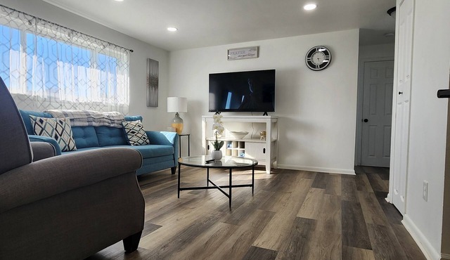 2-bedroom apartment with full kitchen, & strong Wi-Fi, near Lourdes, UHS and BU