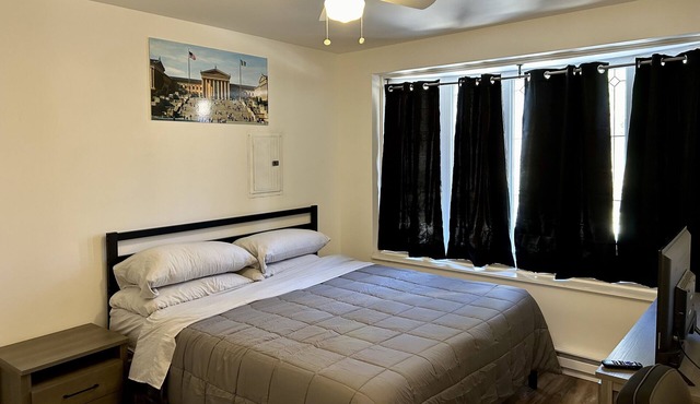 2 Bedroom apartment sleeps 8 people with King Size Bed, 3 Computer Desk & more!