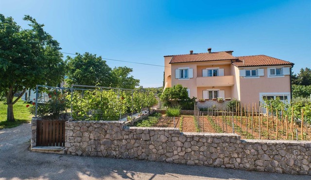2-Bedroom Apartment, 5-Guest Capacity with Private Parking