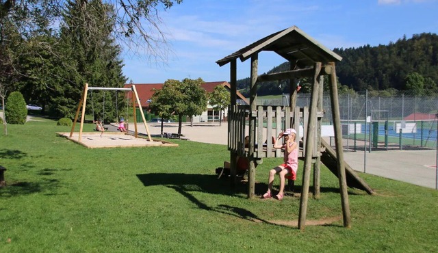 2 bedroom apartment at the foot of the ski and mountain bike slopes with swimming pool