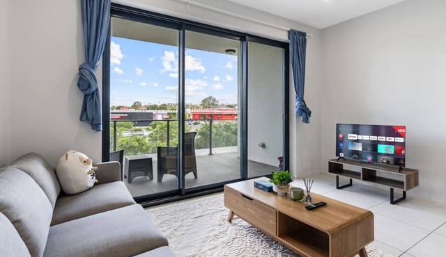 2-Bedroom Apartment Balcony Close to All Hotspots