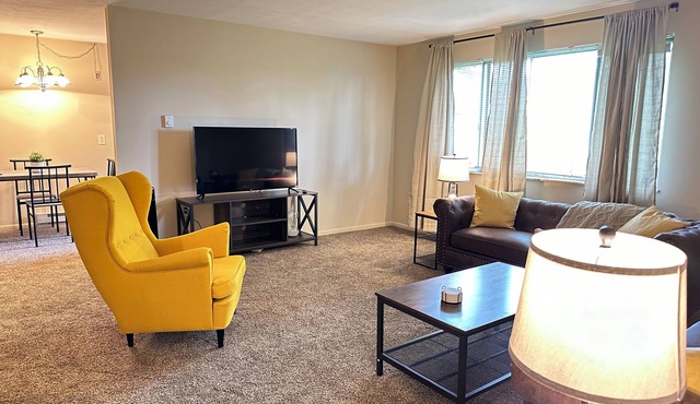 2 Bedroom Apartment conveniently located to shopping and highway.