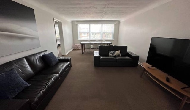 2 Bedroom Apartment steps to downtown Burlington and waterfront.