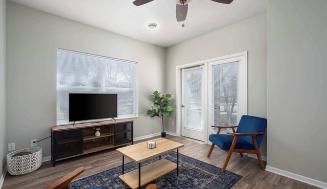 2 Bedroom Apartment, Free Parking, Next To Mayo!