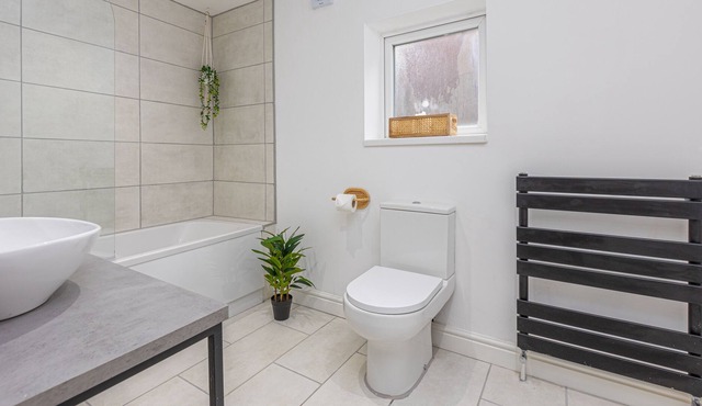 2 Bedroom Apartment, Sleeps 4 guests, Close to central Blackpool