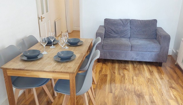 2 Bedroom apartment, ground floor, garden, 5 mim. tube, 20 min. City centre