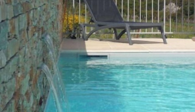 2-bedroom apartment heated pool wifi air conditioning 7 min beach and 1 min river