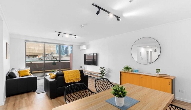 2-Bedroom Apartment in Paris End of Melbourne CBD