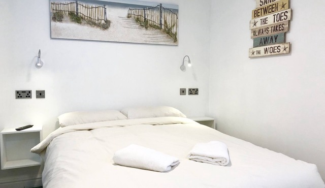 2 bedroom apartment in fashionable North Shore (newly renovated April '19)