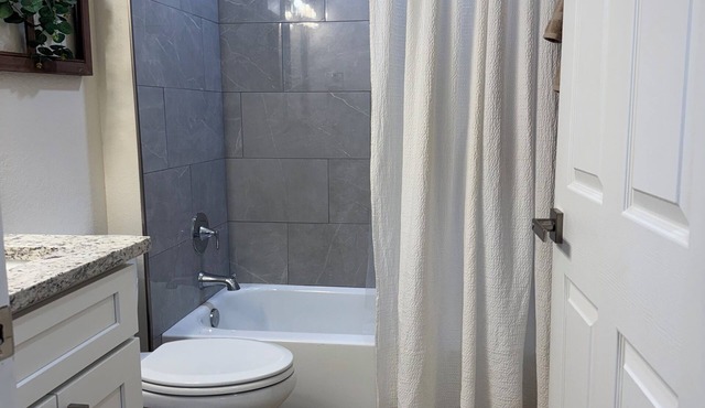2-bedroom apartment in brilliant Avon Park with AC, WiFi. Enjoy your stay