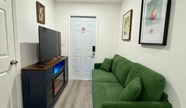 2-bedroom apartment in enchanting Hollywood with cool AC