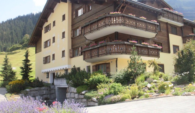2-bedroom apartment, ideal for skiing, golf, hiking and biking, sleeps 5