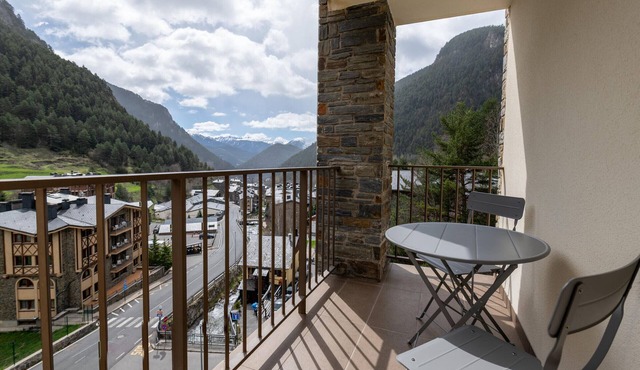 2-bedroom apartment in Arinsal with parking, 4 guests.