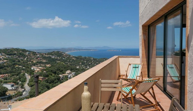 2 bedroom apartment in Begur center. Sea views terrace and pool Ref:H09