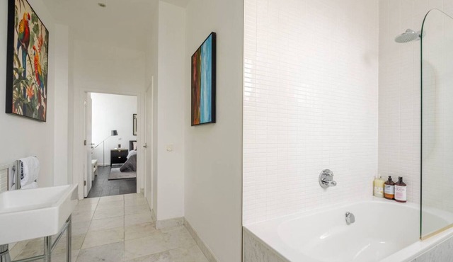 2-bedroom apartment in charming London with AC