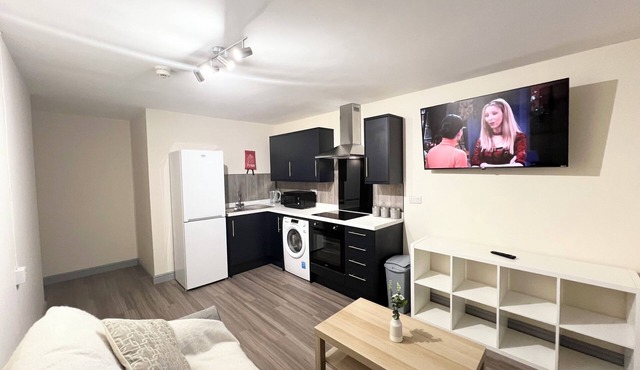 2-Bedroom Apartment in Derby with Car Park & WiFi