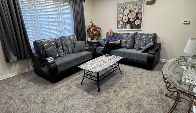 2-bedroom apartment in Downtown Skokie AC,Walk to train shoppings restaurants!