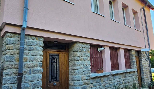 2-BEDROOM APARTMENT IN FAMILY HOME NEAR LONS LE SAUNIER