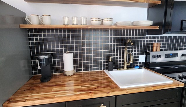 2-bedroom apartment in peaceful Duncan/York with cool AC breeze