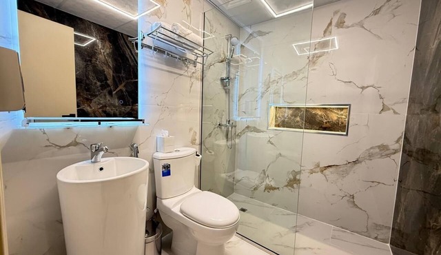 2-bedroom apartment in perfect Dubai location with AC