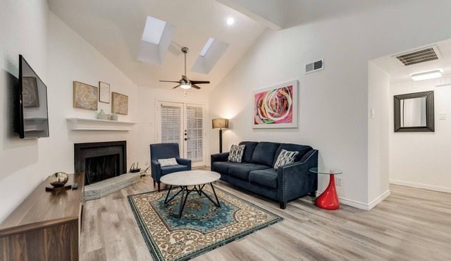 2-bedroom apartment in superb Dallas with WiFi, AC