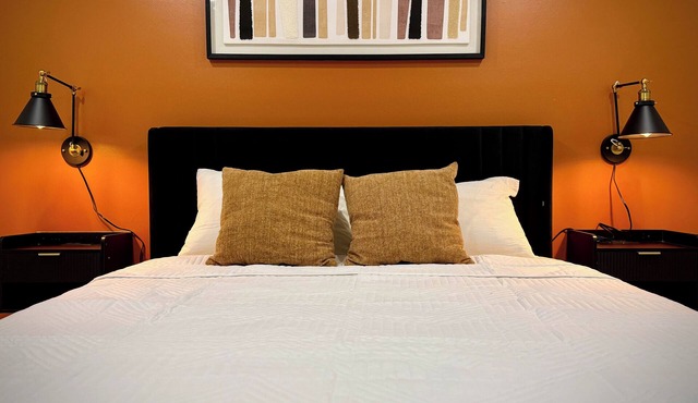2-bedroom apartment in serene Utica with Fast WiFi for relaxing stays
