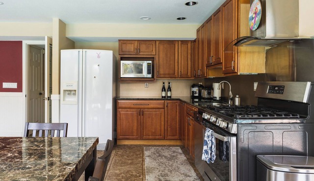 2-bedroom apartment in peaceful Bellevue with cool city vibes