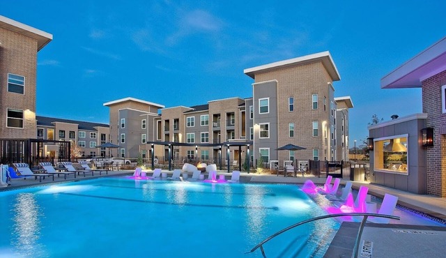 2-bedroom apartment in awesome Richmond: pool, jacuzzi, pool table, fitness room