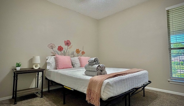 2-bedroom apartment in enchanting Sherman with AC, WiFi
