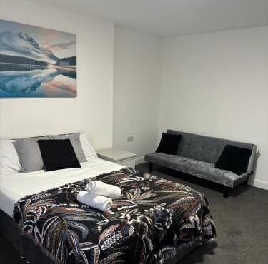 2 Bedroom Apartment Large room with WiFi and Smart TV