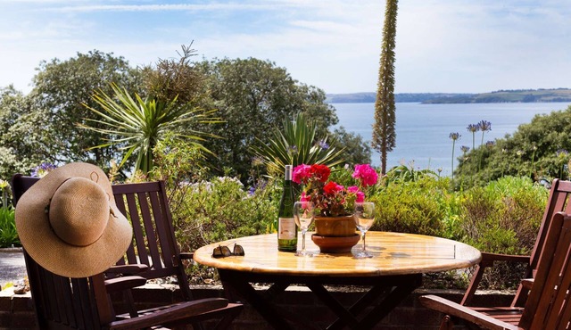 2 bedroom apartment (max 4 people), fabulous sea views