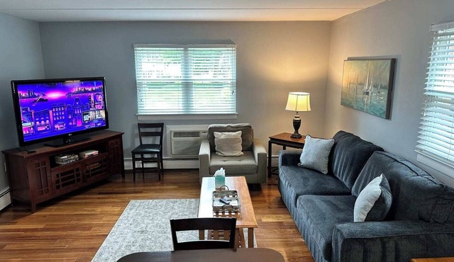 2 Bedroom Apartment Near the Train Station