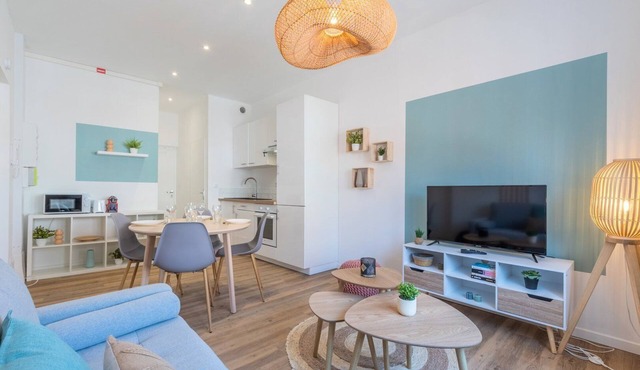 2 bedroom apartment near tram, CHR + parking