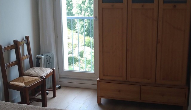 2 Bedroom apartment near Versailles, bus and shops 3min walk away