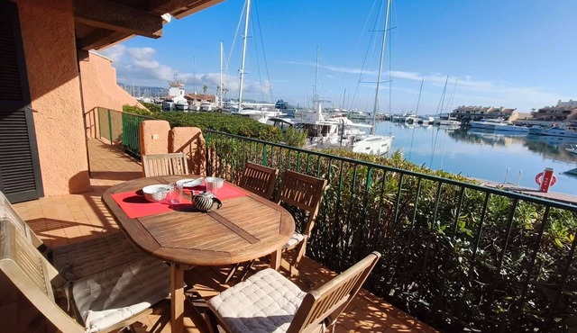 2 bedroom apartment overlooking the marina with a sea view