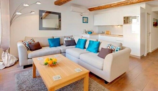 2 Bedroom Apartment Paces from Place Garibaldi, On the Edge of the Old Town.