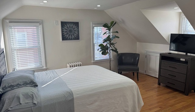 2 Bedroom Apartment Suite in Quiet Neighborhood